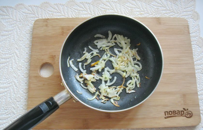 1. Этап. Салат с языком и морковью: Поджарьте до прозрачности в масле.