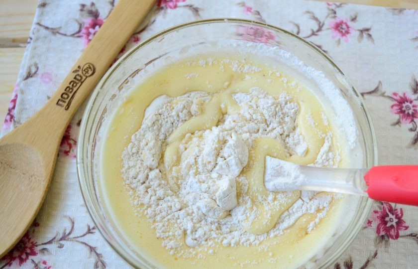 1. Этап. Яблочная блонди с пряностями: Сначала добавьте растопленное сливочное масло и перемешайте, а затем в яичную массу вмешайте муку.