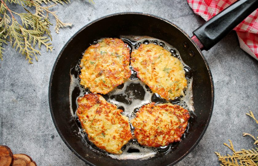 1. Этап. Капустники: В другую сковороду выложите топленое масло и разогрейте на среднем огне. Столовой ложкой раскладывайте капустную массу в виде оладий. Готовьте капустники на среднем огне до румяной корочки с двух сторон, примерно по 3-4 минуты с каждой. Готовые капустники переложите на тарелку, дайте им немного остыть и подавайте к столу.