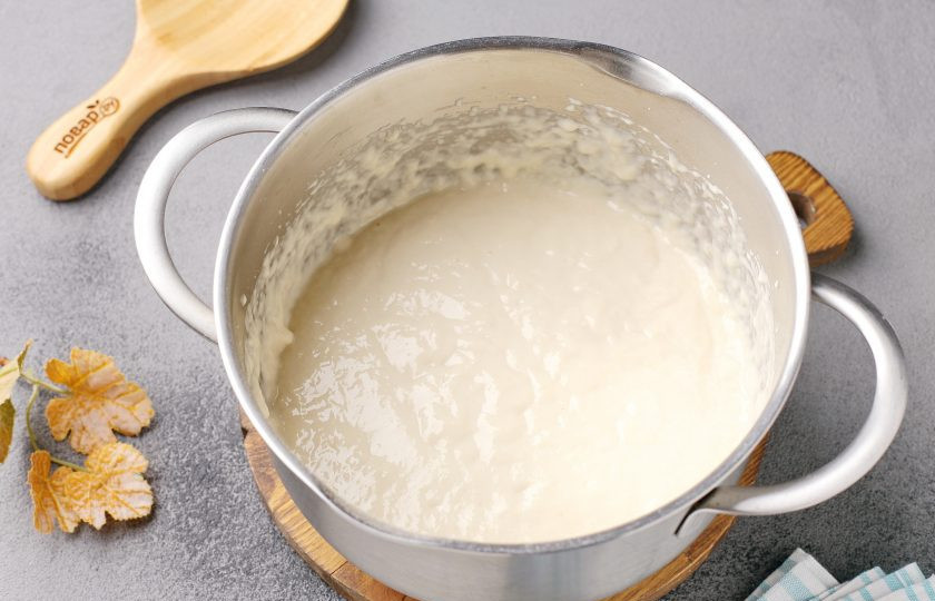 1. Этап. Оладьи Как в школе: Перемешайте всё до однородного состояния. Накройте ёмкость пищевой плёнкой и оставьте на 1 час.