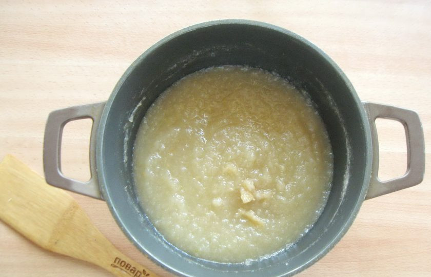 1. Этап. Джем из груши с лимонной кислотой на зиму: Помешивая, варите груши с сахаром до консистенции джема в течение 60-70 минут. Время во многом зависит от сорта груш и их зрелости.