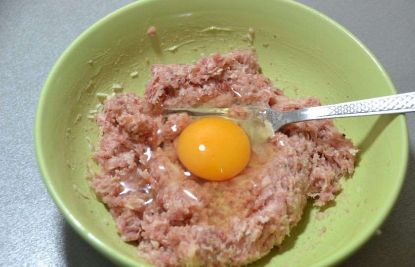 1. Этап. Аньолотти: Вбейте одно яйцо и хорошо размешайте фарш до однородного состояния.