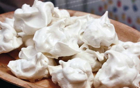 1. Этап. Безе (меренги) с орехами: 6. На застеленный бумагой для выпечки противень, используя кондитерский мешок или просто ложкой, выкладываем массу. В разогретый до температуры 100 градусов на два часа отправляем противень. Затем готовое безе перекладываем на блюдо.