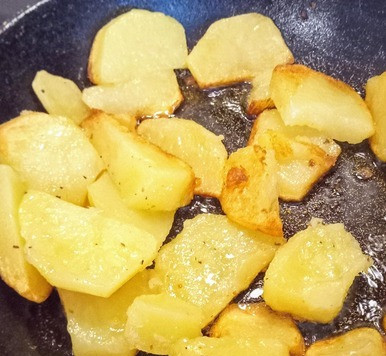 1. Этап. Блюдо левантийской кухни мфаракех: В сковороде разогреть 2 столовых ложки масла, добавить 1/2 чайной ложки соли и на среднем огне дожаривать картофель 7 минут до золотистой корочки. Сковороду надо иногда потряхивать для того, чтобы картофель получился хрустящим. Отложить картофель в сторону.