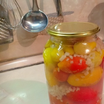 1. Этап. Помидоры Под снегом: Залить в банки кипяток. Сверху банку прикрыть крышкой, выдержать 15 мин. и слить воду в кастрюлю, где будет вариться маринад, предварительно измерив ее объем.