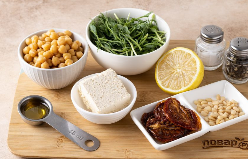 1. Этап. Салат с нутом, вялеными томатами и орехами: Подготовьте все ингредиенты.