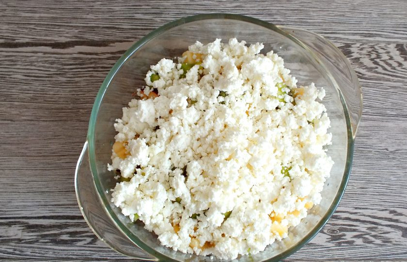 1. Этап. Фруктовый салат с творогом: Добавьте творог.