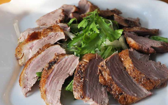 1. Этап. Салат с утиной грудкой по-китайски: Сельдерей рубим тоненькими кусочками. Салат рекомендую порвать вручную. Выкладываем зелень на тарелку, а сверху красиво и симметрично раскладываем порезанную уточку.