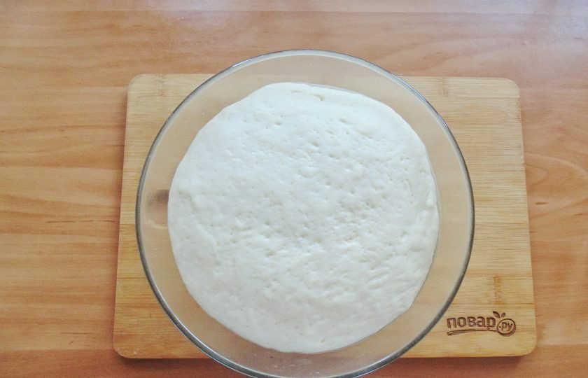 1. Этап. Испанская пицца: Накройте миску с тестом плёнкой и поставьте в тёплое место. Тесто должно подойти. Указанные ингредиенты рассчитаны на две пиццы диаметром 20-22 см.