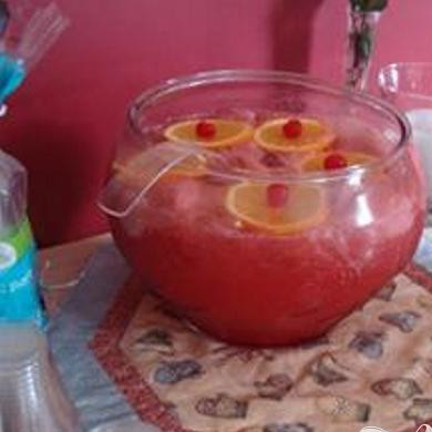 1. Этап. Пунш Летающий остров: 5. Непосредственно перед подачей пунша добавить вишни вместе с их соком, размешать все еще раз и на поверхность пунша выложить ломтики апельсина так, чтобы они плавали по поверхности. Можно предоставить гостям самостоятельно наливать себе пунш по бокалам.