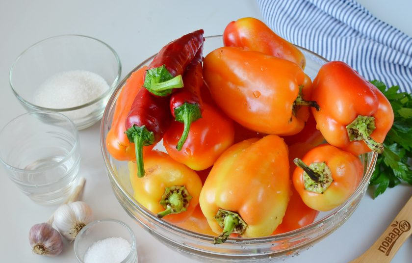 1. Этап. Аджика из перца болгарского на зиму: Подготовьте перец болгарский, перец острый, чеснок, специи, зелень. Приступим!