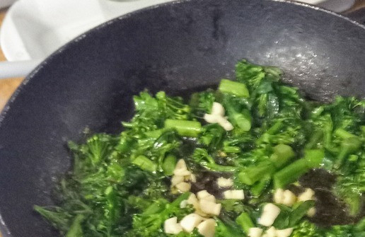 1. Этап. Обуглившиеся ньокки, брокколи и горгонзола: Добавить чеснок. Жарить ещё 2 минуты. Затем отложить содержимое сковороды в салатницу.