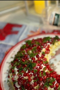 1. Этап. Салат Месяц молодой: Сверху украсить зернами граната и мелко нарезанным укропом