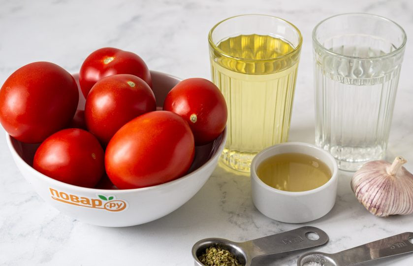 1. Этап. Вяленые томаты в масле: Подготовьте все ингредиенты.