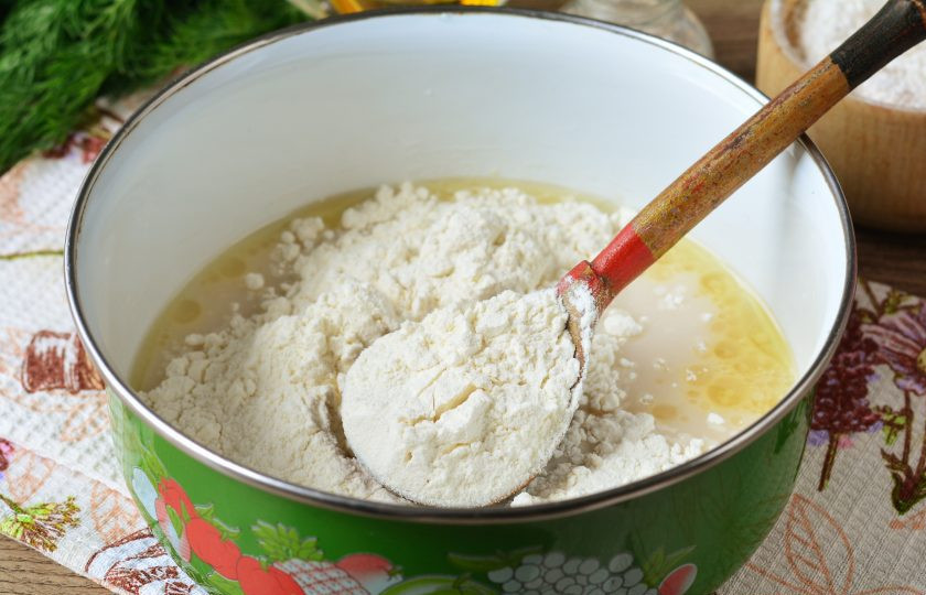 1. Этап. Пицца Терияки: Всыпьте просеянную муку.