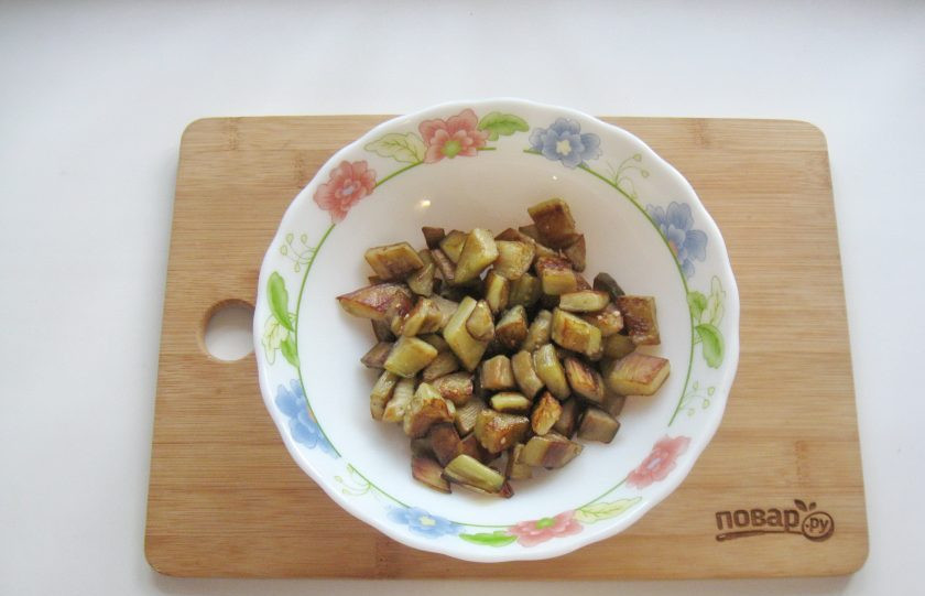 1. Этап. Баклажаны как грибы с майонезом: Жареные баклажаны выложите в салатник.