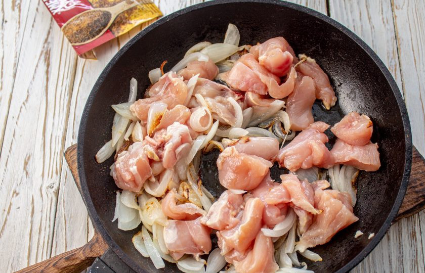 1. Этап. Лобио с курицей и красной фасолью: Добавьте курицу в сковороду, жарьте до момента, пока курица не побелеет.