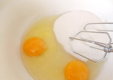 1. Этап. Шарлотка с лимоном: Взбиваем яйца с сахаром и солью. Если яйца мелкие, лучше взять 3 яйца. Взбиваем минут 5-7 до растворения крупинок сахара.