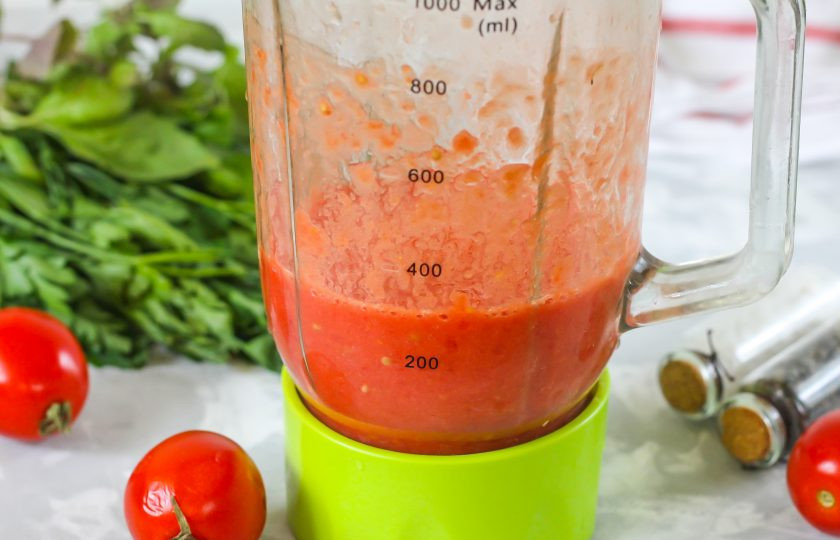 1. Этап. Томатный фреш: Всыпьте соль и сахарный песок, измельчите все погружным блендером или в чаше кувшинного в течение 2-3 минут на пульсирующем режиме, чтобы отпюрировались даже мелкие кусочки томатов.