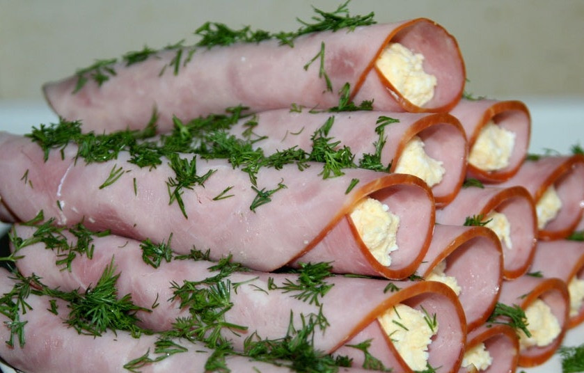 1. Этап. Рулетики с ветчиной: 4. Подавайте рулетики с ветчиной на блюде. Они очень хорошо подойдут на праздничный стол и великолепно разнообразят привычные блюда.