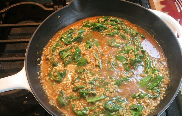 1. Этап. Ризотто с тыквой и шпинатом: Когда рис станет уже почти готов, всыпьте шпинат, специи, добавьте сыр, петрушку и йогурт.