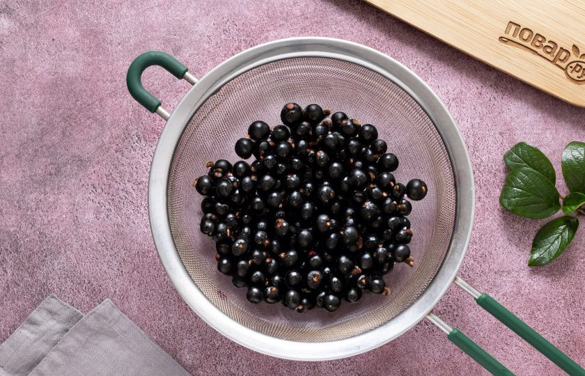 1. Этап. Домашняя пастила из смородины: Смородину помойте, откиньте на сито и переберите. Удалите все веточки, мусор и испорченные ягоды.