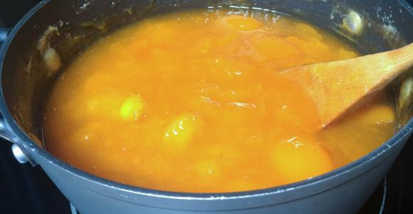 1. Этап. Джем из абрикосов без косточек: Абрикосы доводить до кипения, но не кипятить. Проделать это 6-7 раз отставляя варенье с огня.