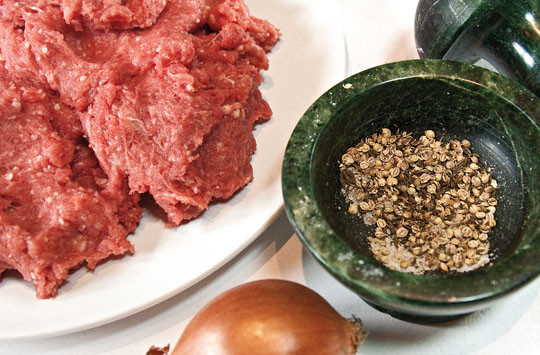 1. Этап. Люля-кебаб из фарша: Растираем кориандр и зиру в ступке или так же перемалываем.