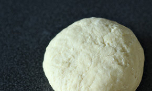 1. Этап. Кнедлики куриные: Теперь замешиваем тесто, перемешивая хорошенько всю массу, чтобы тесто не приставало к рукам, смажьте их маслом. Месим тесто до вот такого колобочка.