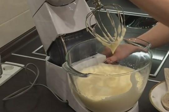 1. Этап. Домашний шоколадный торт Пеле: 2. Добавьте ваниль, начните частями вводить сахар, не выключая миксер.