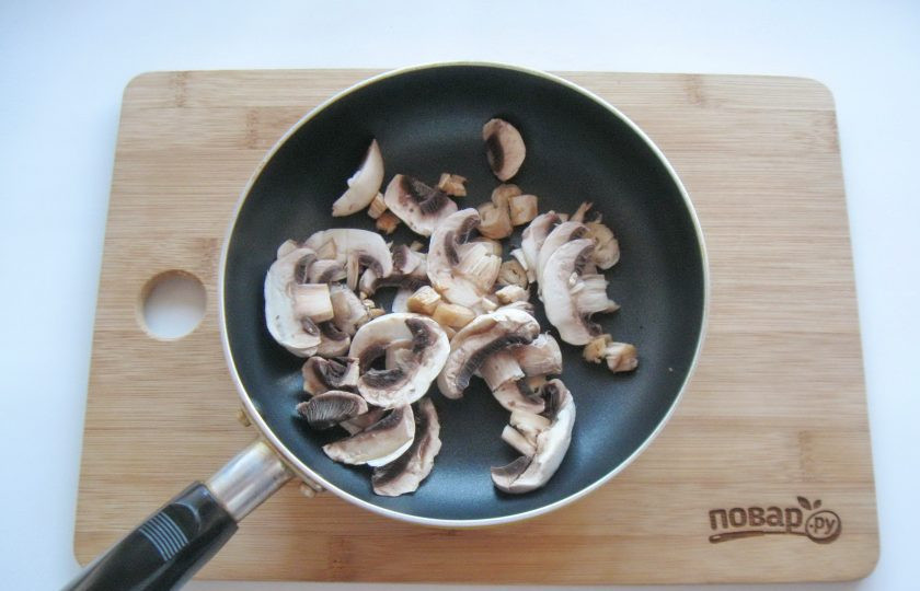 1. Этап. Блинная закуска Пеньки: Приготовьте начинку для блинов. Шампиньоны очистите, помойте и нарежьте. Выложите в сковороду.
