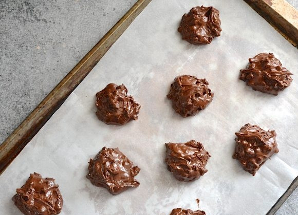 1. Этап. Шоколадное печенье с перцем: 5. На противень, застеленный пергаментом, столовой ложкой выложите тесто.