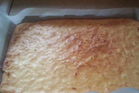 1. Этап. Рулет с куриным фаршем: 1. Смешайте 5 яиц с майонезом и натертым на терке сыром. Греем духовку до 200 градусов. В прямоугольную форму кладем пекарскую промасленную бумагу и наливаем яичную смесь. Запекаем 20 минут.