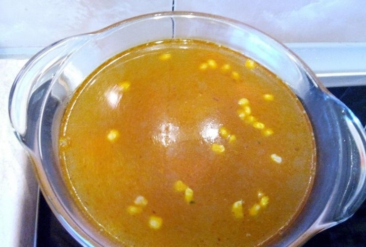 1. Этап. Суп-пюре кукурузный: 4. Добавляем в кипящий бульон овощи со сковороды и консервированную кукурузу. Тщательно перемешиваем, добавляем приправ и соли по вкусу. Варим до полного приготовления овощей.