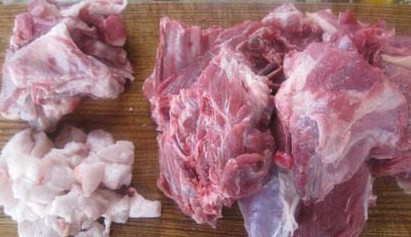 1. Этап. Лагман с капустой: Баранину помыть и обсушить, разрезать на куски.