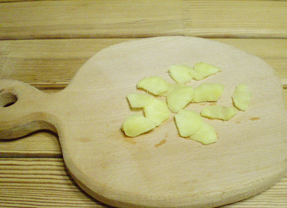 1. Этап. Настой из имбиря для похудения: 3. Корень имбиря освобождаем от кожуры, нарезаем максимально тонко, можно даже натереть на мелкой терке.