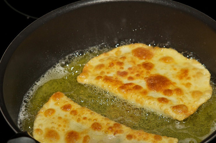 1. Этап. Заварное тесто для чебуреков с водкой: 11. С двух сторон, до румяной корочки.