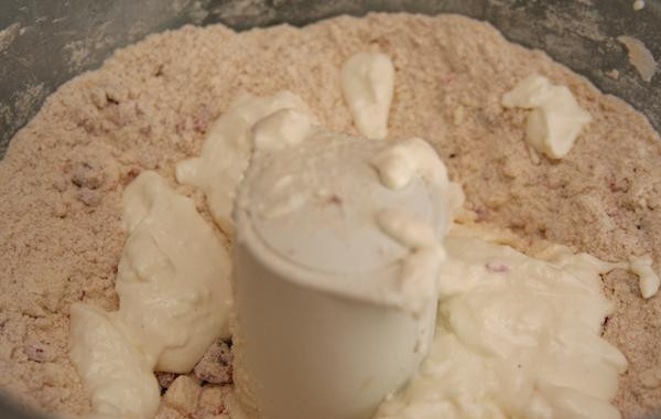 1. Этап. Сливочные лепешки с малиной: 1. Разогреть духовку до 220 градусов со стойкой в среднем положении. Выстелить противень пергаментной бумагой или силиконовым ковриком. В большом мерном стаканчике смешать рикотту и густые сливки. В миске кухонного комбайна смешать муку, разрыхлитель, сахар и соль. Добавить нарезанное на кусочки сливочное масло и перемешивать до тех пор, пока масло не измельчится, а смесь не будет напоминать крупные крошки. Добавить малину и перемешать в кухонном комбайне несколько раз. Добавить сливочную смесь.