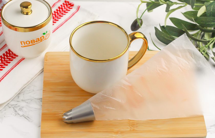 1. Этап. Зефир из яблок: Заранее поместите насадку в кулинарный пакет, потому что потом у вас времени на это не будет. Масса будет очень быстро схватываться и застывать.