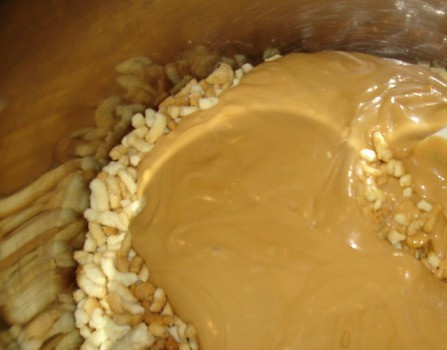 1. Этап. Печенье Муравейник: Получившийся крем выкладываем в миску с крошкой.