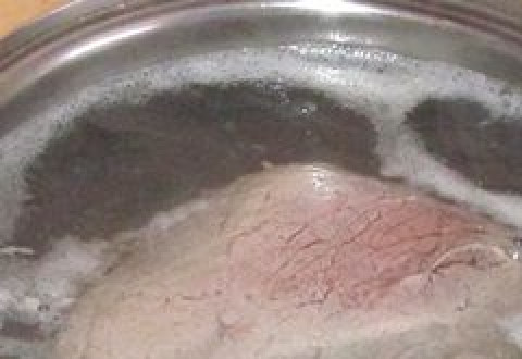 1. Этап. Телятина вареная: Вскипятите воду (бульон) и опустите в него телятину.