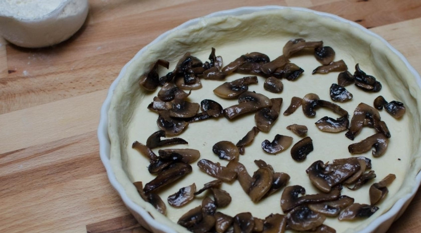 1. Этап. Киш с грибами и сыром: Помойте грибы. Прожарьте их на оливковом масле до готовности. Только тогда их можно выкладывать на основу для киша.