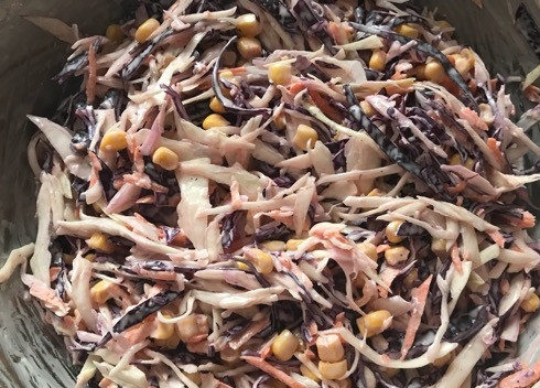 1. Этап. Салат Капустное удовольствие: 6. Дайте салату настояться в холодильнике 30 минут и подавайте. Приятного аппетита!