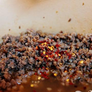 1. Этап. Суп с кале, картофелем и итальянской колбасой: 4. Добавить красный перец хлопьями и орегано.