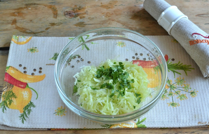 1. Этап. Пышные оладьи из кабачков: Петрушку порубите ножом и смешайте с кабачком.