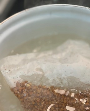 1. Этап. Гречаники с индейкой в соусе: Гречку заранее отварить в слегка подсоленной воде, до полной ее готовности, остудить