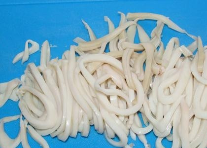 1. Этап. Салат из кальмаров и лука: 7. Тушки кальмаров к этому времени остынут. Нарежьте их тонкими кольцами.