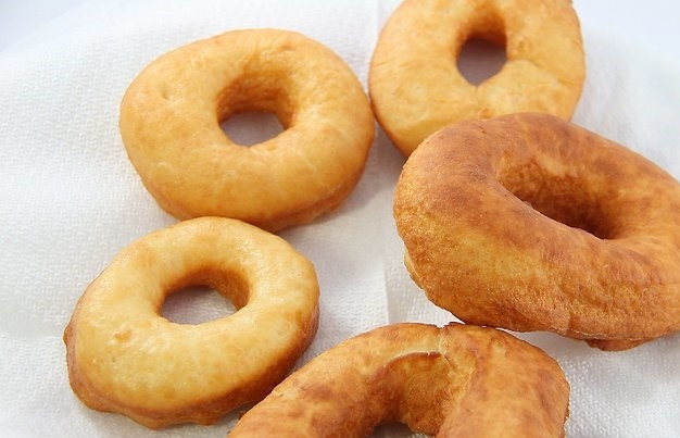 1. Этап. Рецепт воздушных пончиков: 8. Готовые пончики выложите на бумажное полотенце, чтобы убрать остатки масла.