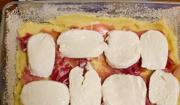 1. Этап. Закусочный картофельный пирог: 6. Выложите половину картофельного пюре, затем слой тонких ломтиков ветчины или бекона, потом – слой ломтиков копченого сыра (без лишней влаги).