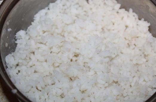 1. Этап. Салат слоеный: 1. Первым делом отварите в подсоленной воде до готовности рис. Также сварите вкрутую яйца.